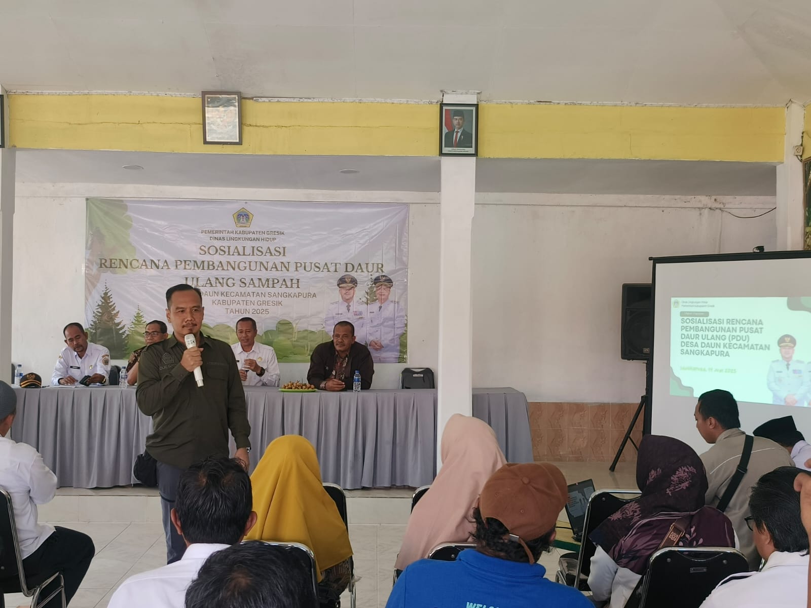 Dinas Lingkungan Hidup Kabupaten Gresik mengadakan sosialisasi rencana pembangunan Pusat Daur Ulang (PDU) sampah di Desa Daun, Kecamatan Sangkapura, Pulau Bawean